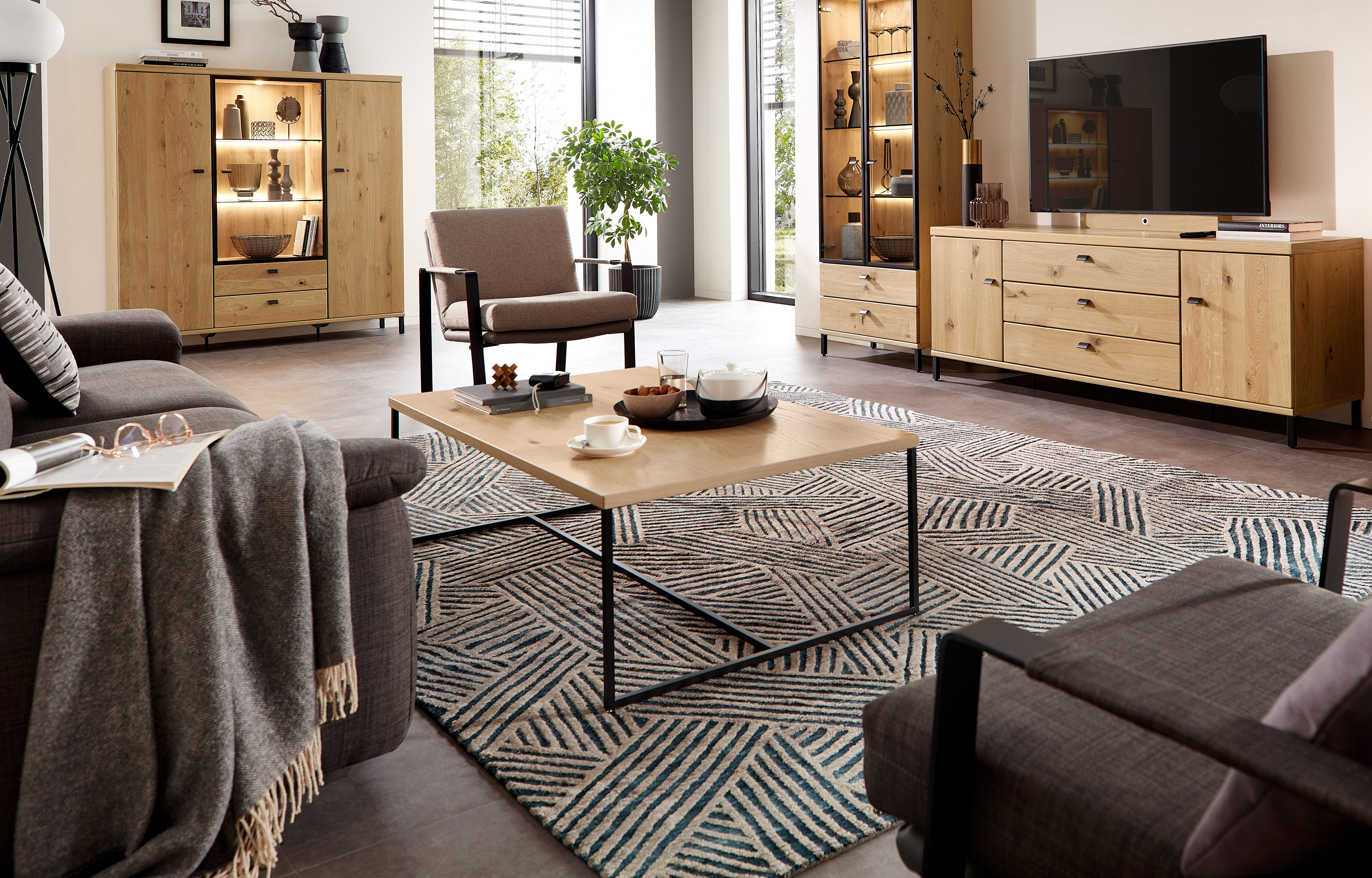 Quadratischer Couchtisch aus Eiche mit schmalem schwarzem Metallgestell