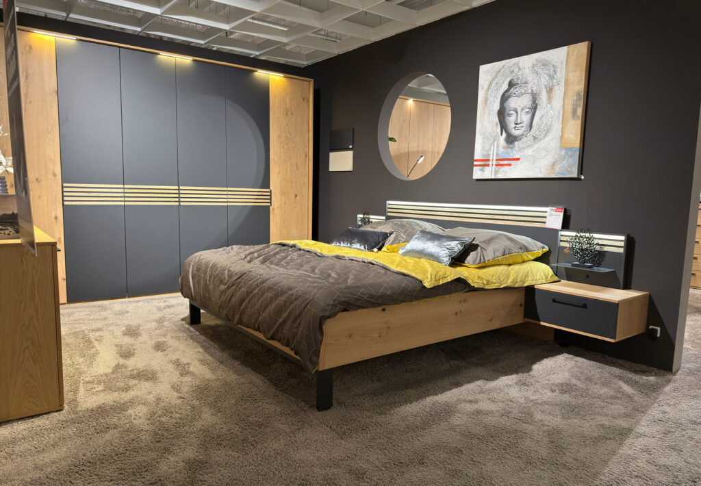 Komplettes Schlafzimmer mit Bett und Schrank in der Ausstellung von Möbel Voigt in Borna