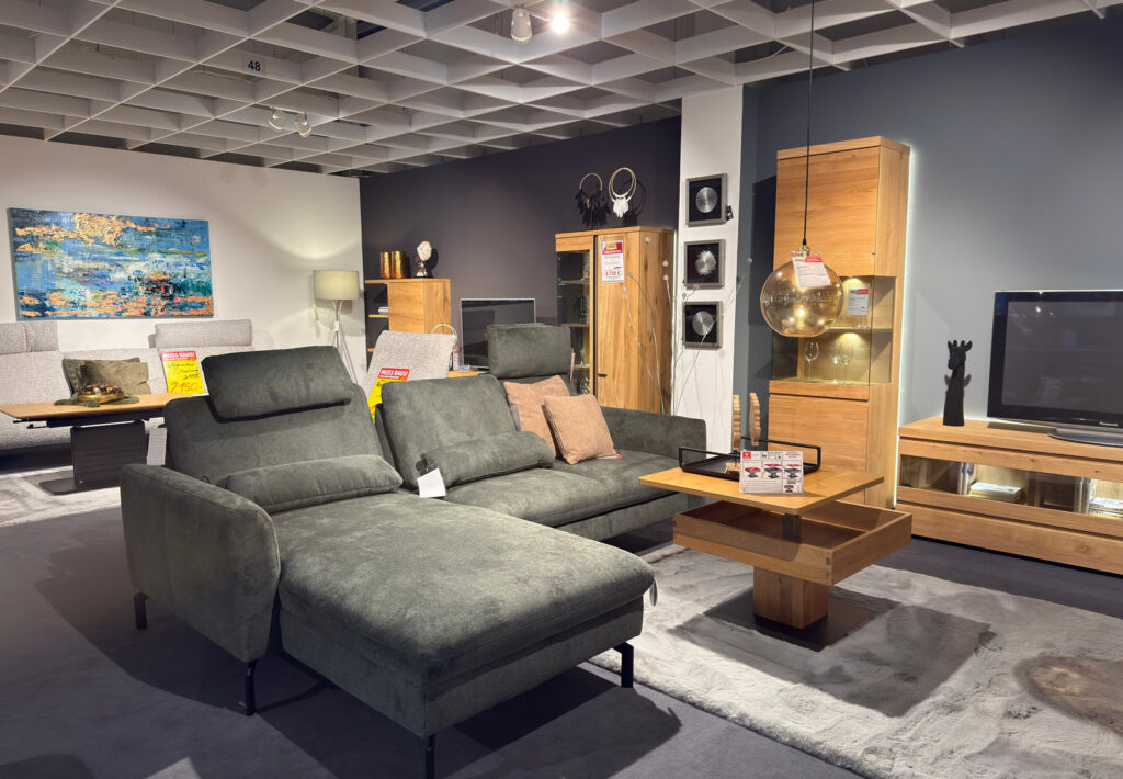 Wohnzimmer mit Sofa und Wohnwand in der Ausstellung von Möbel Voigt in Borna