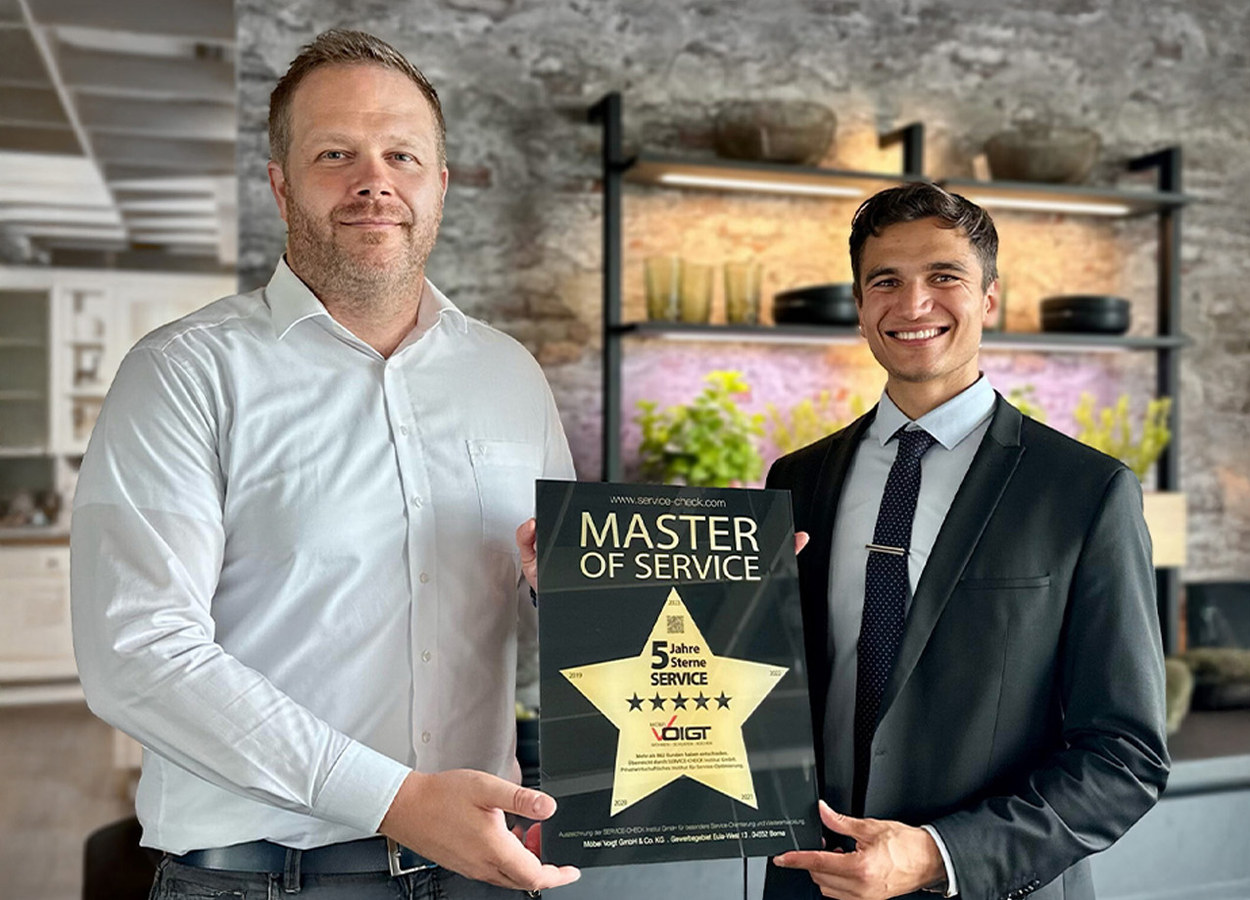 Hannes Voigt nimmt den Master-of-Service-Stern für Möbel Voigt in Borna entgegen