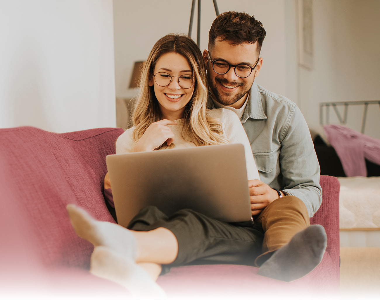 Junges Paar auf dem Sofa