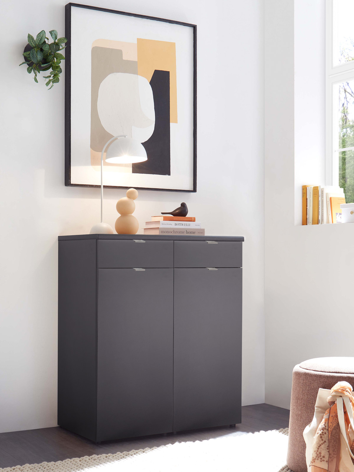 Kommode in Graphit mit zwei Türen und Schublade in einem hellen Zimmer