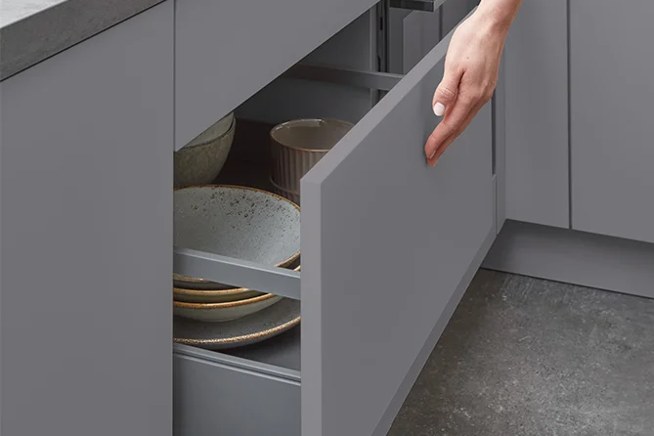 Grifflose Küche mit Push-to-open – Auszug öffnet auf Druck