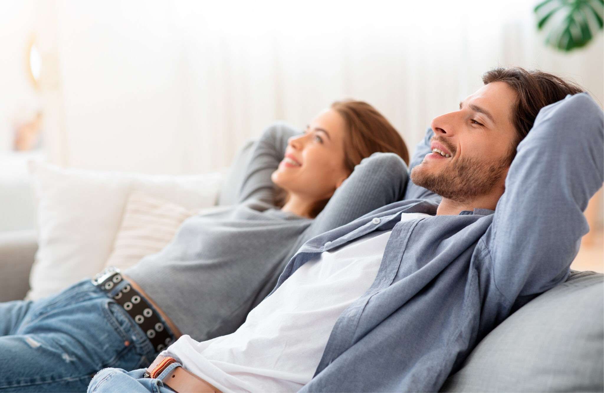 Paar relaxen auf Sofa